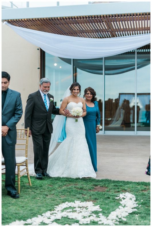 Scripps Seaside Forum Wedding Photo | Beach Elegance | © Kristine Marie Photography www.kristinemariephotography.com (41)